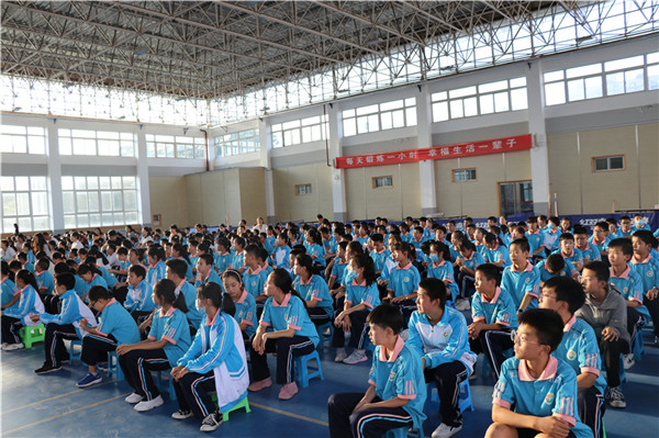 bfca49c6112749c5b817b9d629c2be65.jpg 学生认真听会_副本.jpg