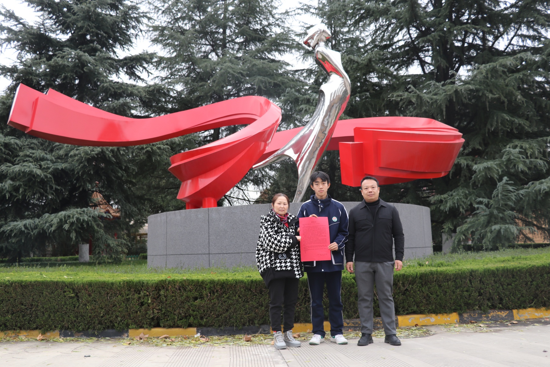 少年用行动书写担当！我校同学勇救摔倒老人