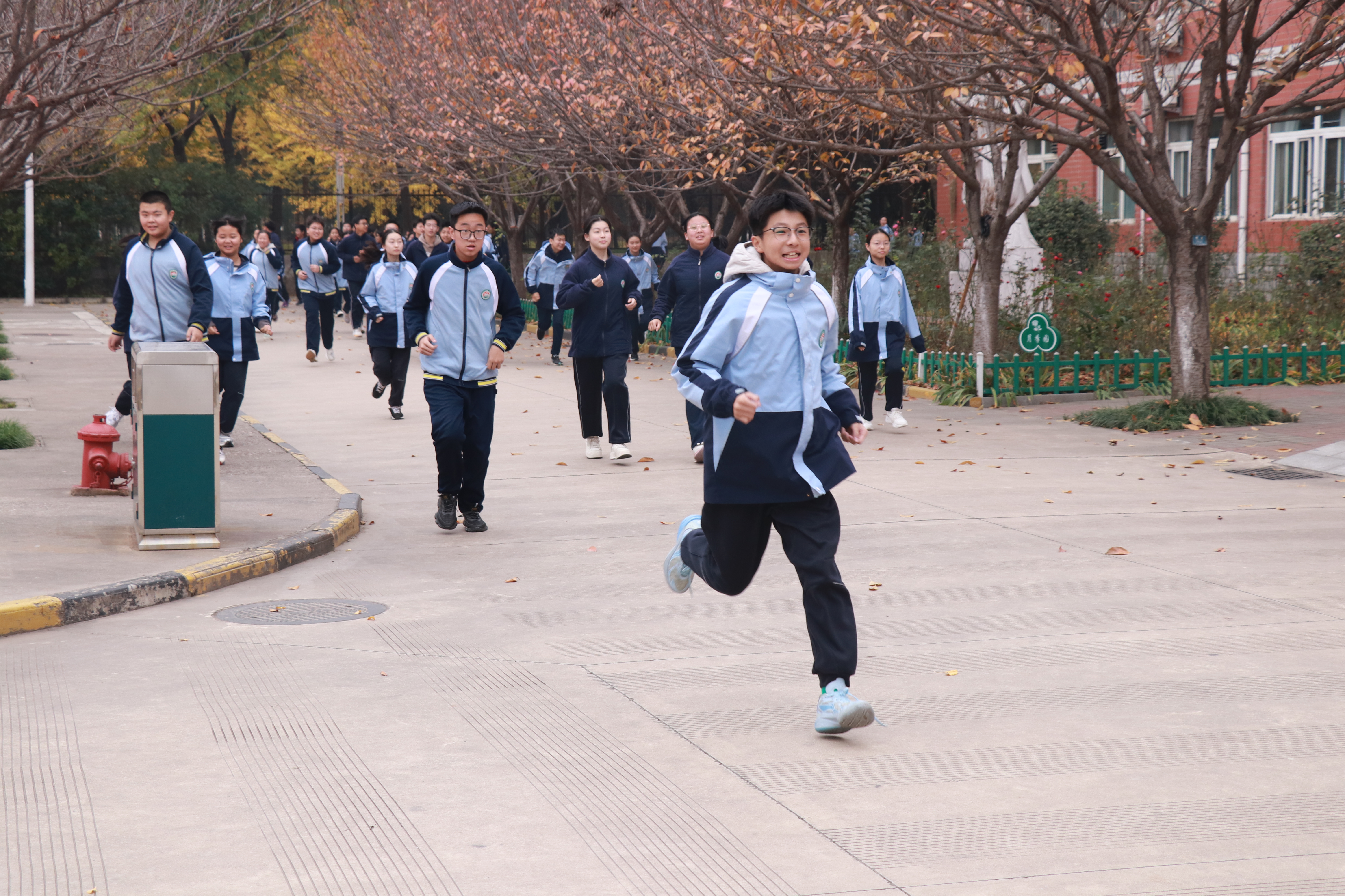 别慌！我校消防演练+培训，手把手教您守护安全