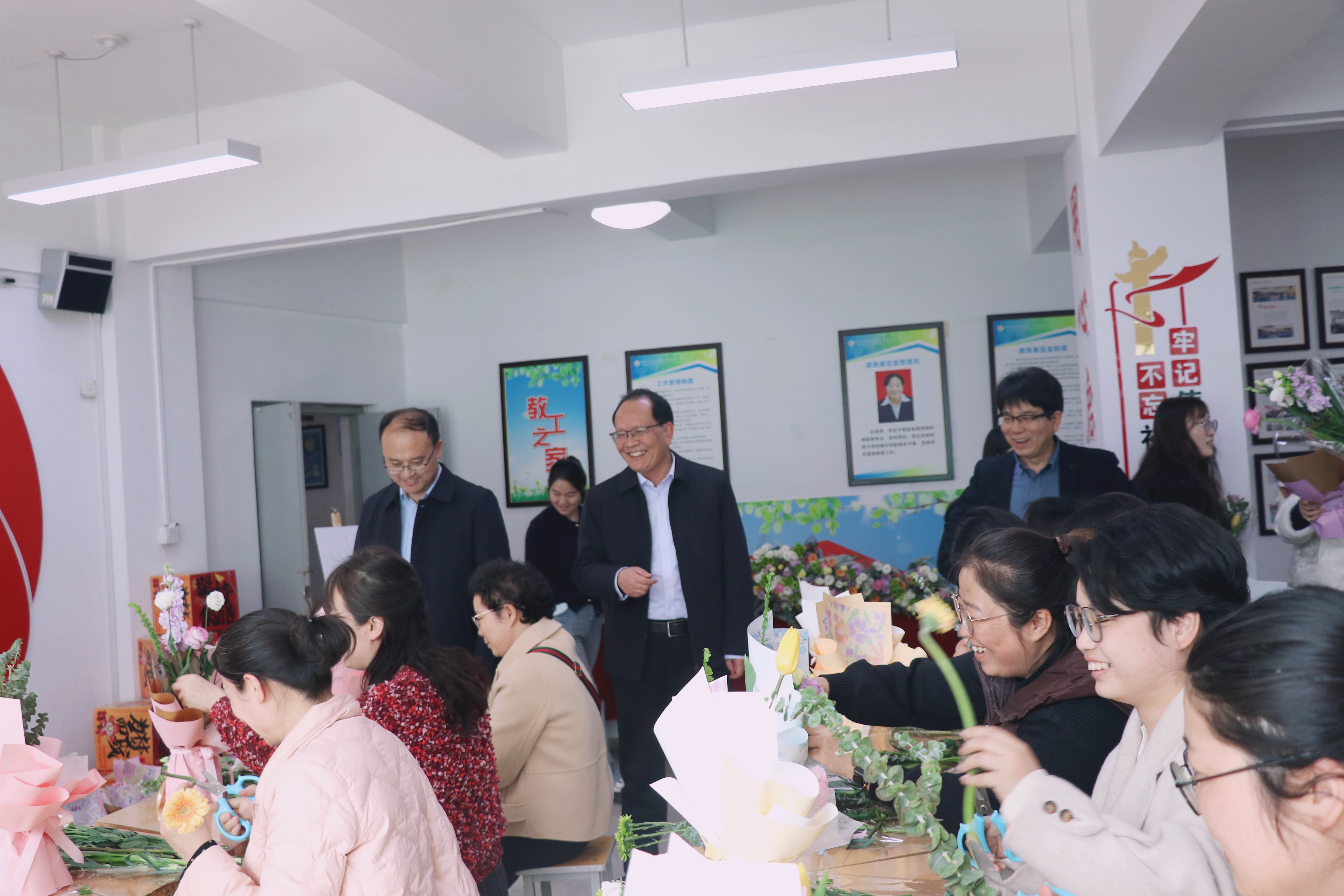 春日限定浪漫||我校“三八”妇女节插花活动，把美好与温柔藏进指尖