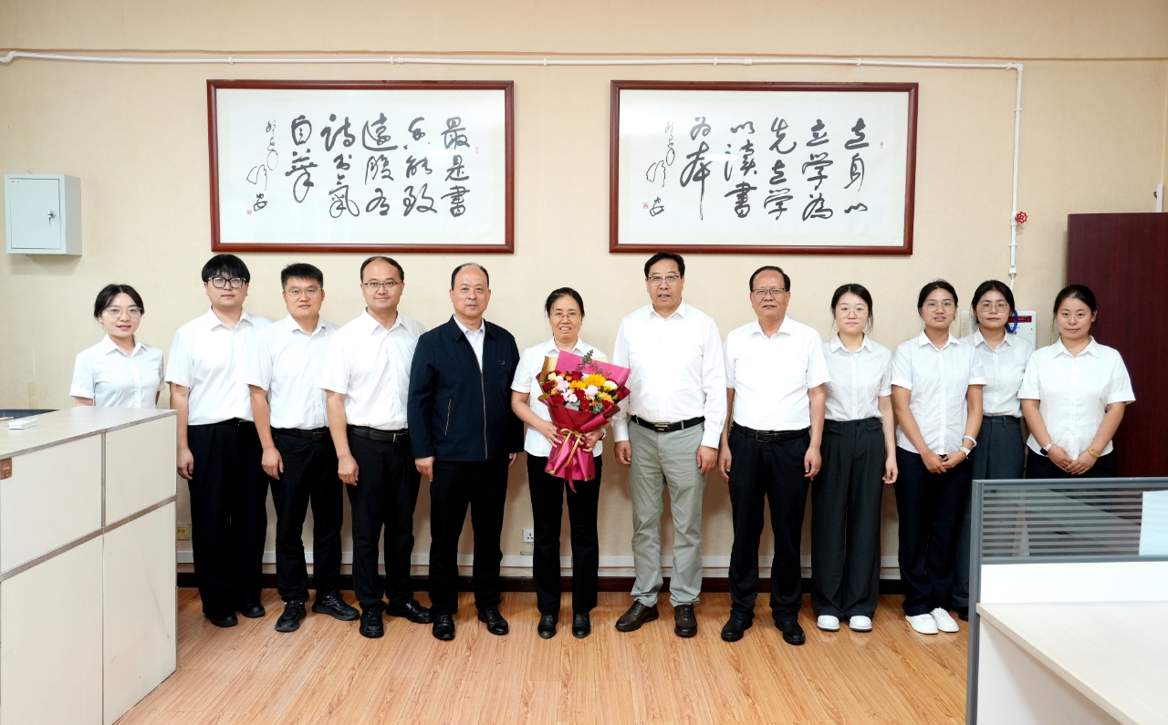 大学党委书记黄思光一行看望慰问我校教师