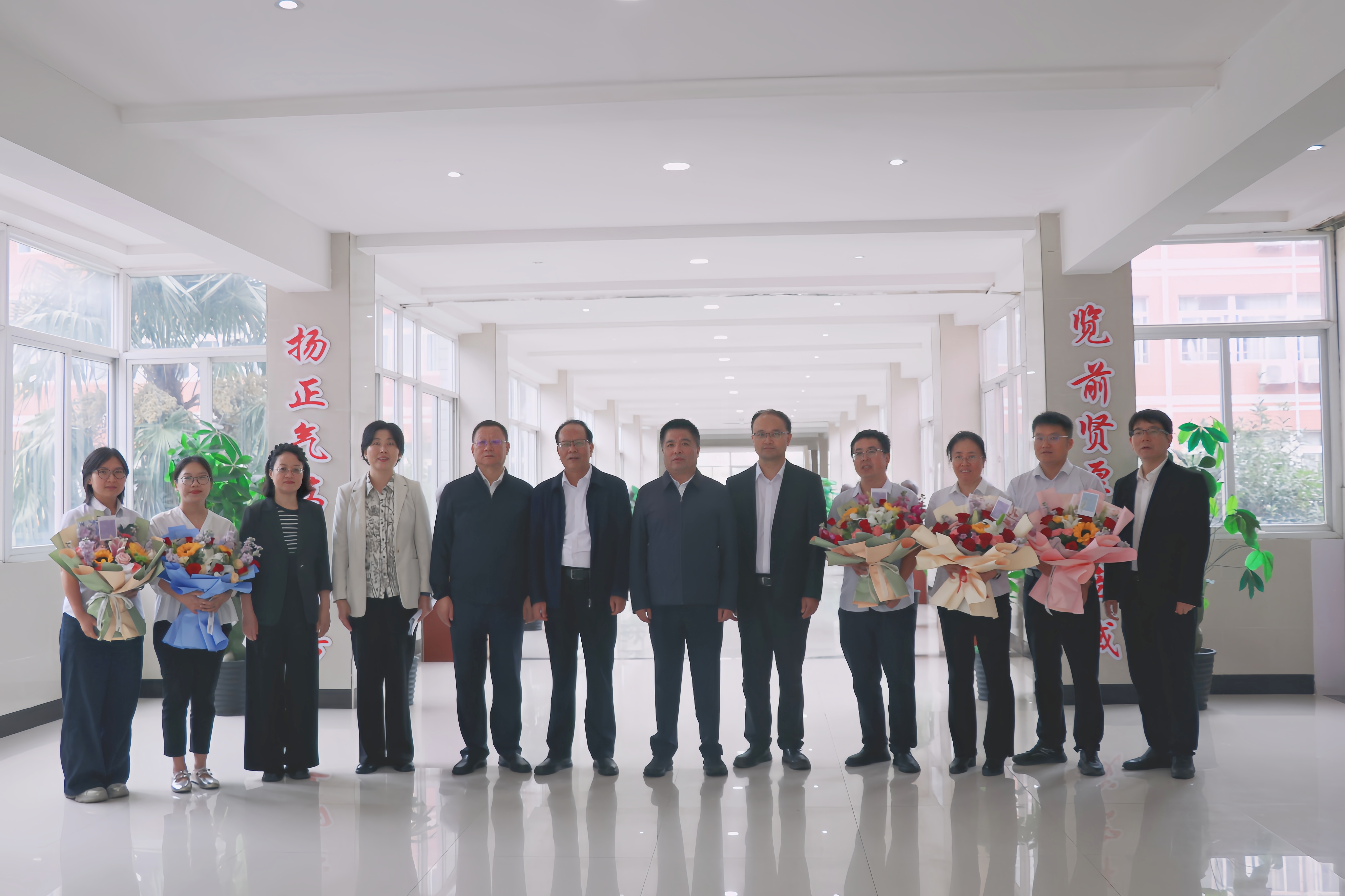 示范区党工委副书记、管委会常务副主任王军慰问我校教师