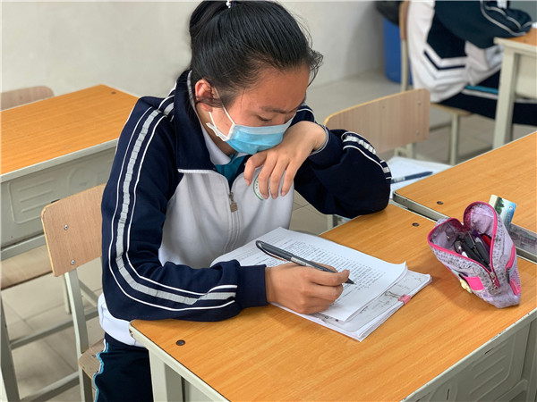 c21cd197241a47a5ba9454f5d3166886.jpg 考生考试现场.jpg