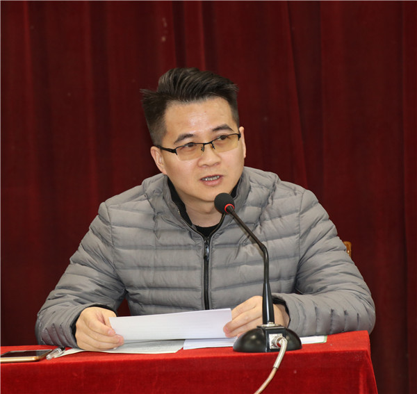48c984cf565b4c3cb9b0d4eae23019f2.jpg 5教师代表赵卜强发言.jpg