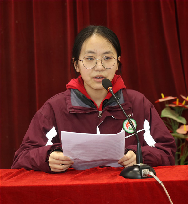 c9bfc4d1200c46018eb68a9770fafcf0.jpg 6优秀毕业生代表周子聪发言.jpg