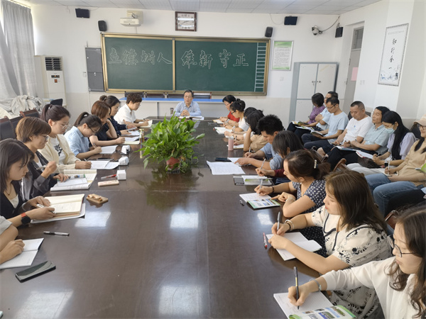 26c34f557a464ab3b4b7d6624b05c97e.jpg 初一年级组会议照片.jpg