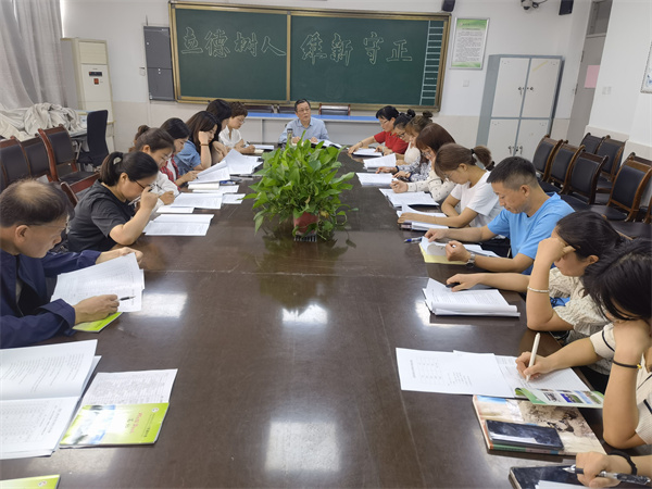 fad6cbd81fc4414499ce862d5b5320a8.jpg 初二年级组会议照片.jpg